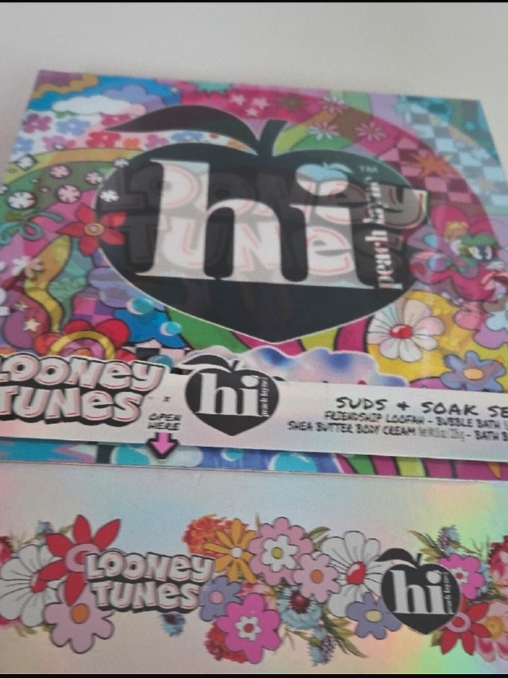 Looney Tunes x hi! Suds + Soak Bath & Body Gift Set – NEW - Picture 5 of 5